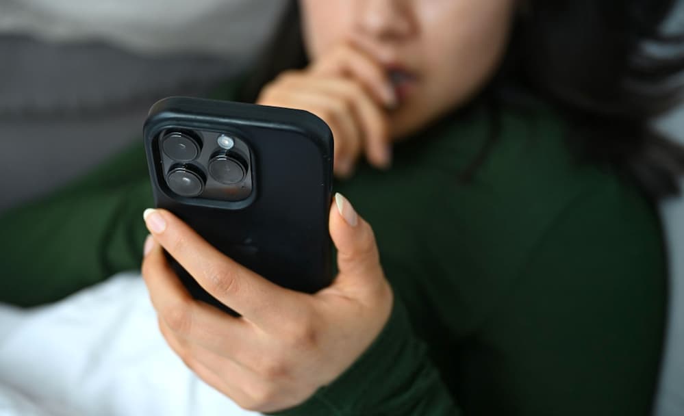 Fotografija uz vest: Koliko često ljudi krišom špijuniraju telefon partnera?