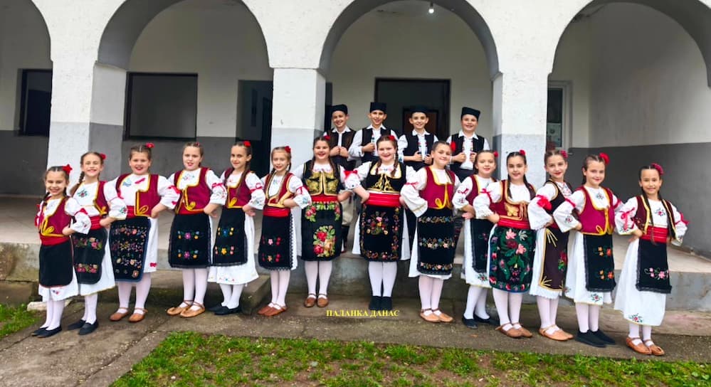 Fotografija uz vest: Mladi folkloraši KUD-a „Goša” nastupili na MADES-u u Cerovcu