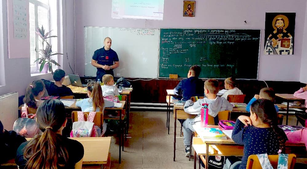 Fotografija uz vest: PREDAVANjE O BEZBEDNOSTI ĐACIMA U CEROVCU